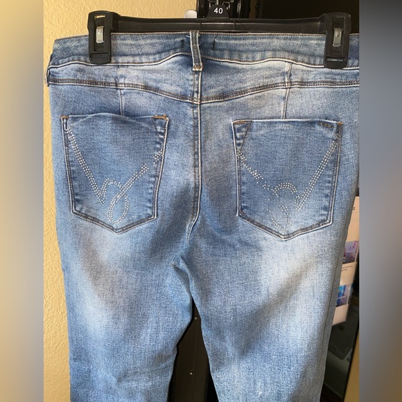 Woman’s BEBE jeans - Picture 3 of 6